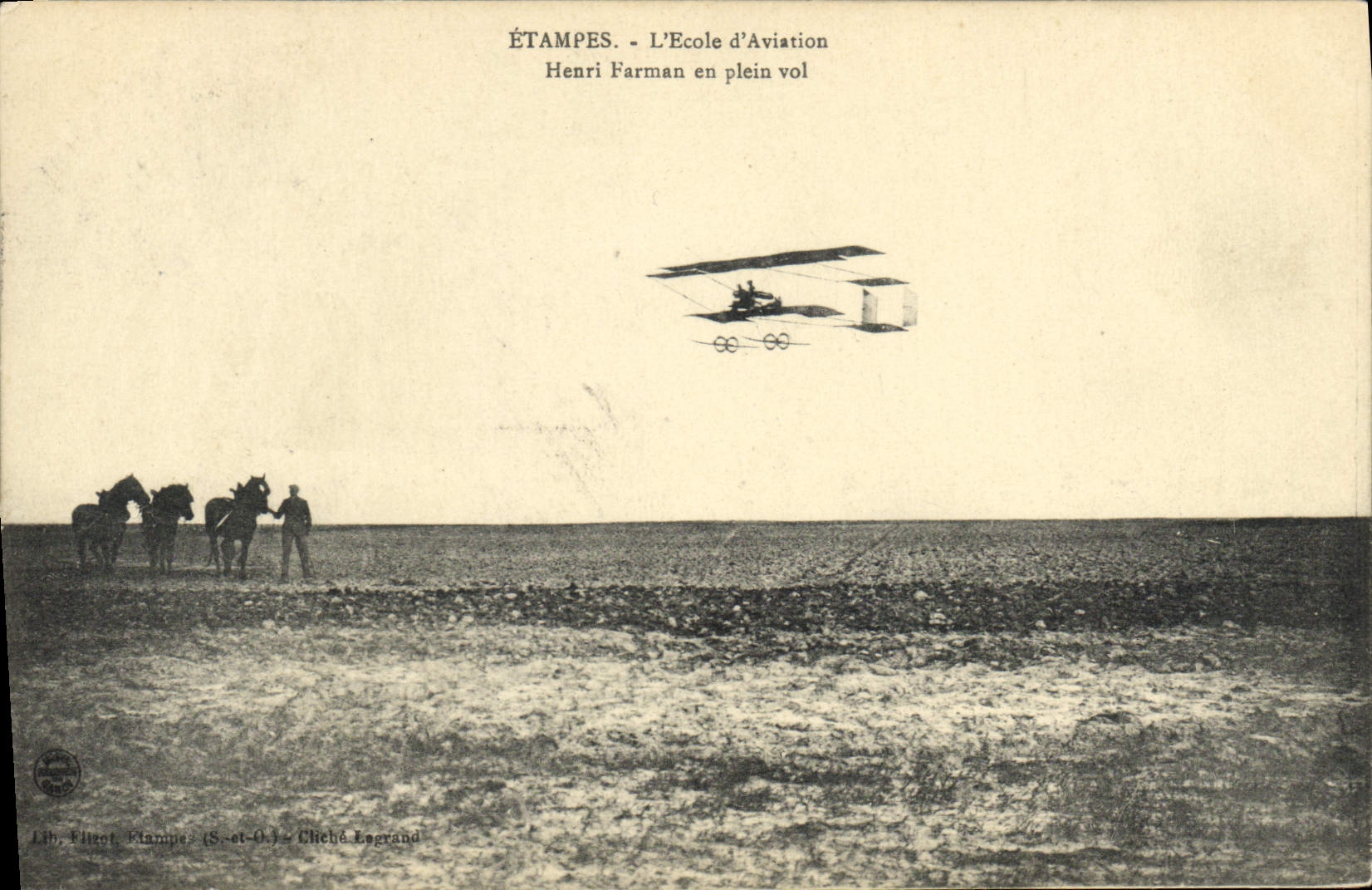 CPA Avion Aviation Etampes L'ecole d'aviation Henri Farman en plein vol 