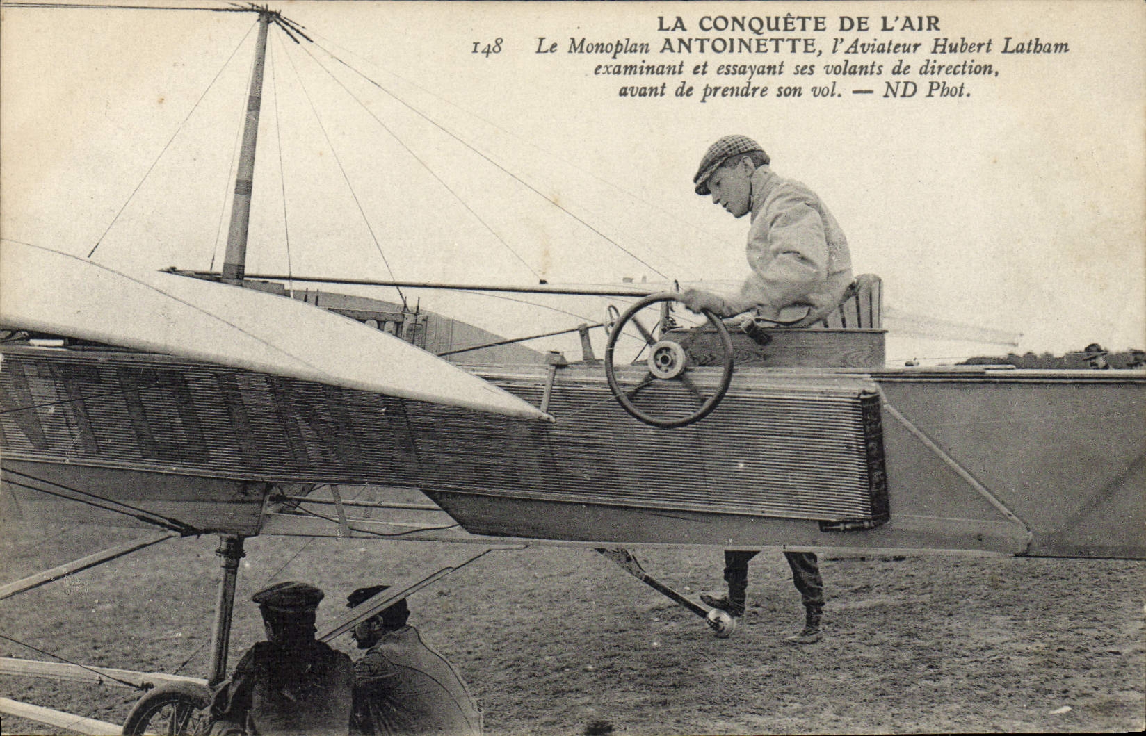 Le Monoplan ANTOINETTE — L'aviateur Hubert Latham examinant et essayant ses volants de direction avant de prendre son vol — ND Phot.