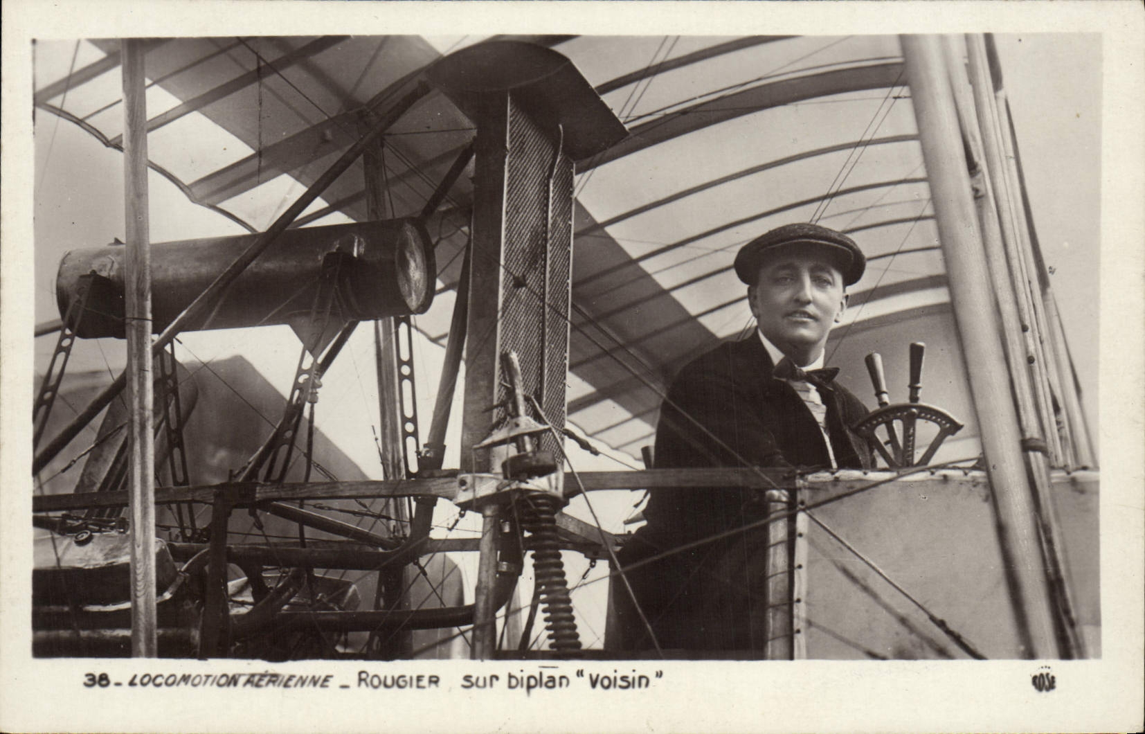 CPA Avion Aviation Rougier sur biplan Voisin