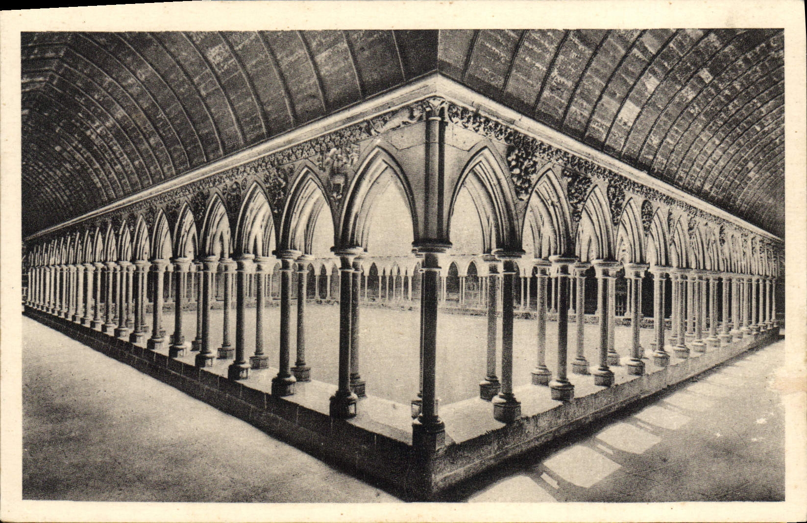 CPA Abbaye Du Mont St Michel Le Cloitre