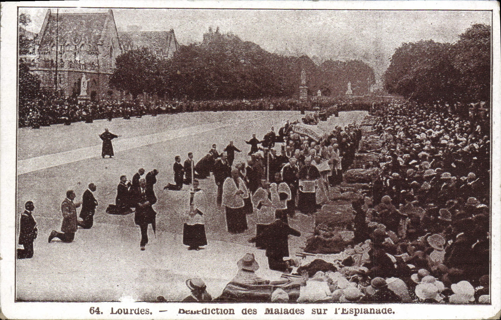 CPA Lourdes Benediction Des Malades sur l'esplanade