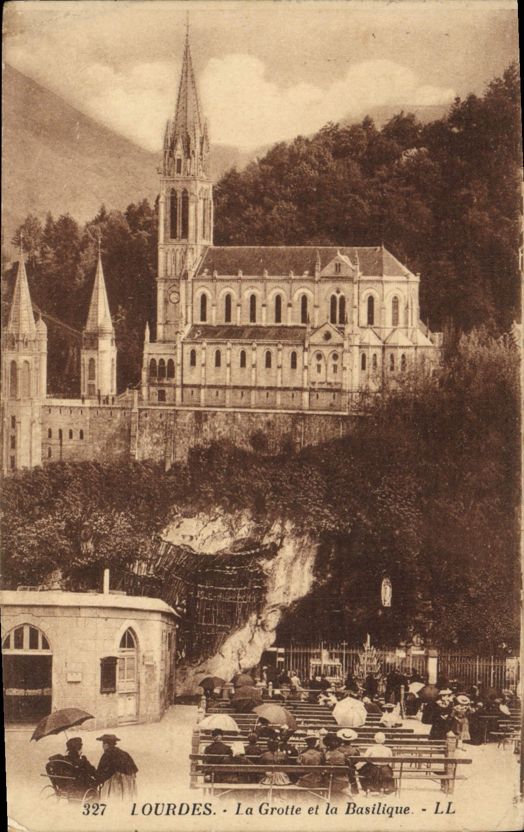 CPA Lourdes La Grotte Et La Basilique