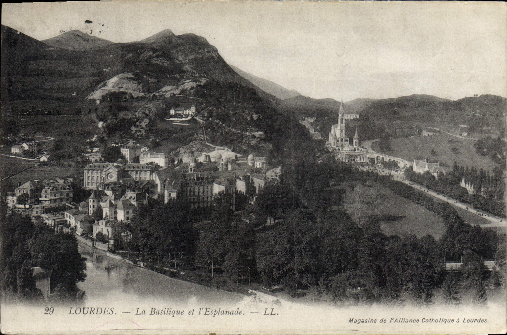 CPA Lourdes La Basilique Et I Esplanade
