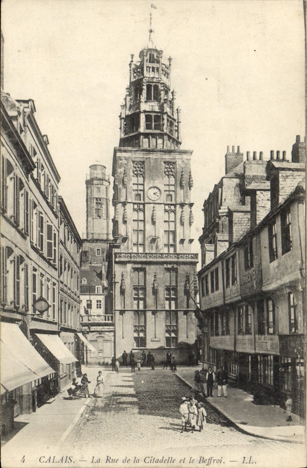 CPA Calais La Rue De La Citadelle Et Le Beffroi