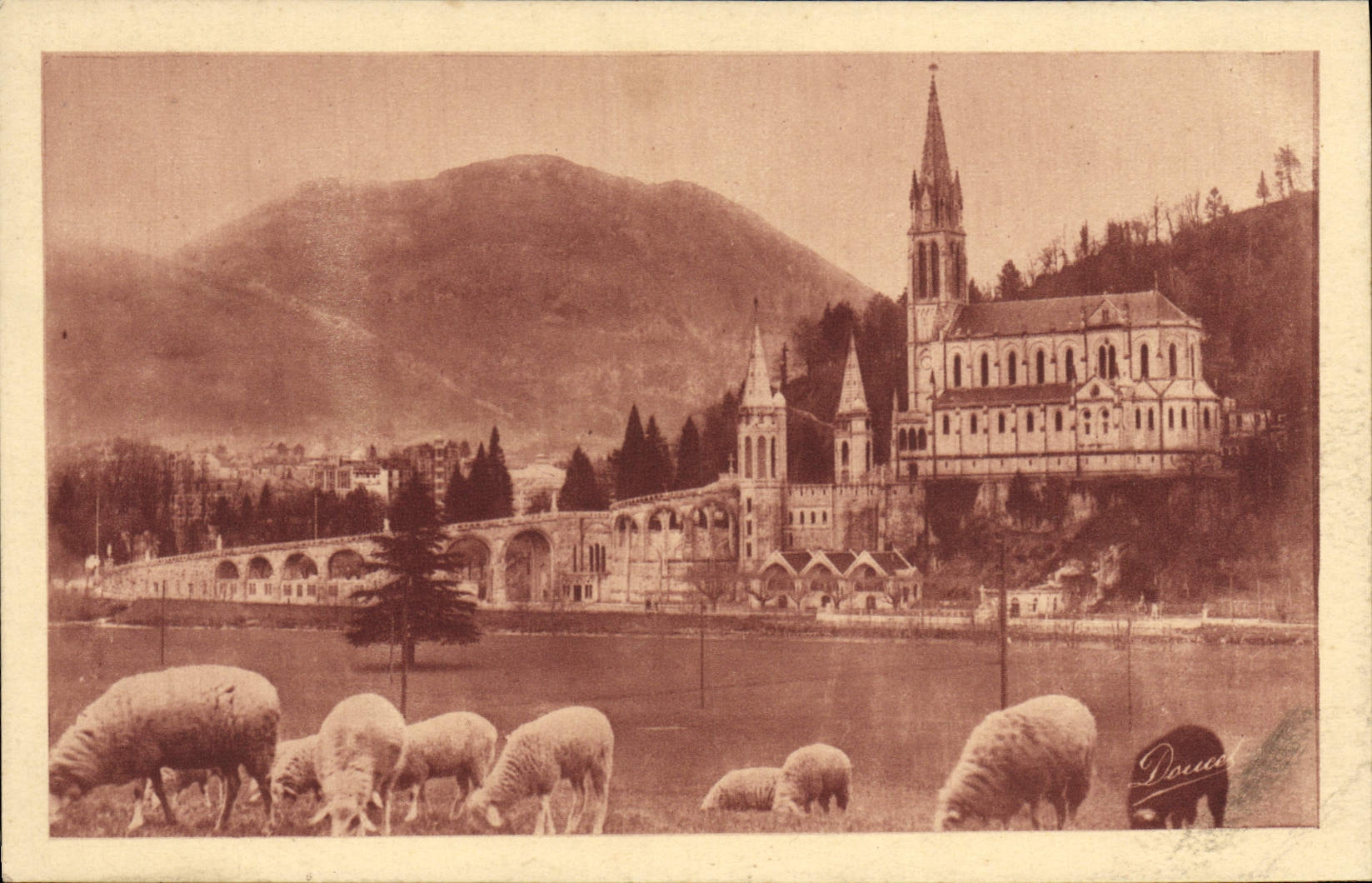 CPA Lourdes La Basilique Et Le Pic du Jer