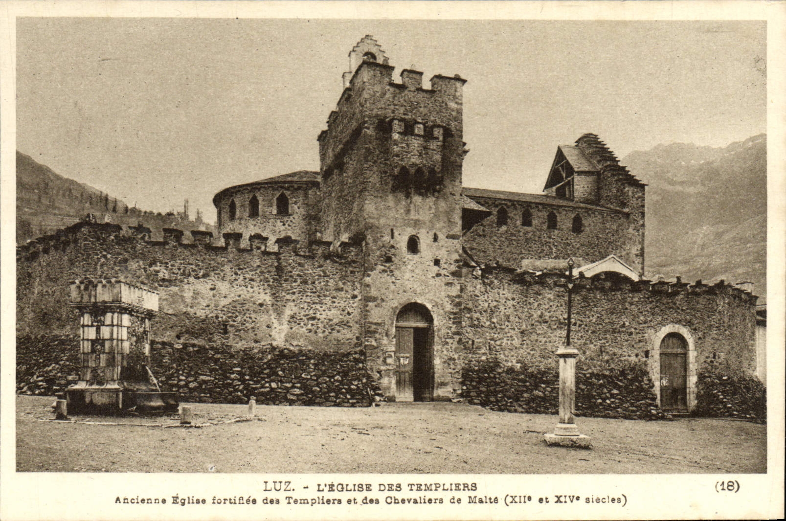 Luz - L'Église des Templiers — Ancienne église fortifiée des Templiers et des Chevaliers de Malte (XIIe et XIVe siècles) — (18)