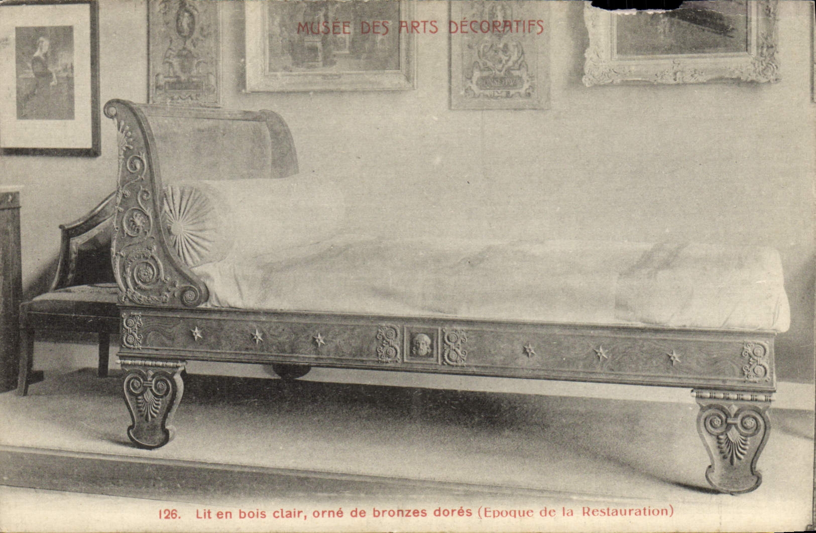 Lit en bois clair orné de bronzes dorés — Époque de la Restauration — Musée des Arts Décoratifs, n°126