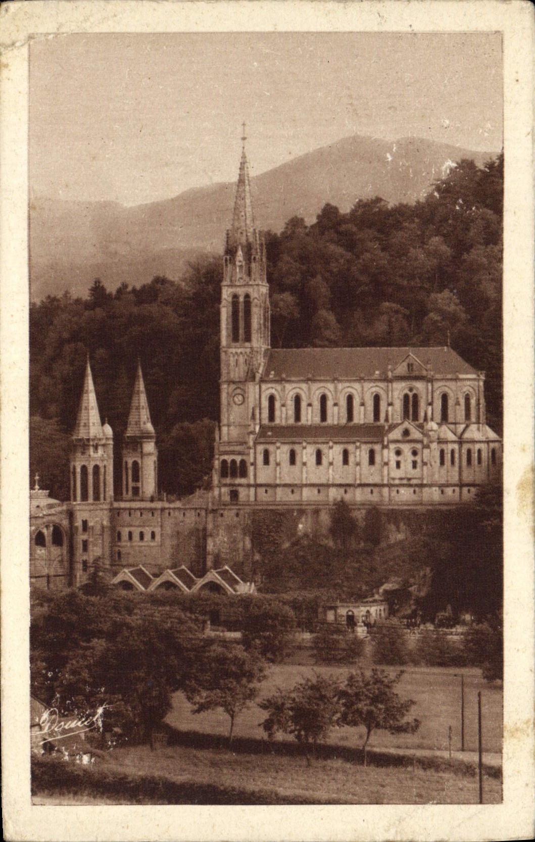 CPA Lourdes La basilique 