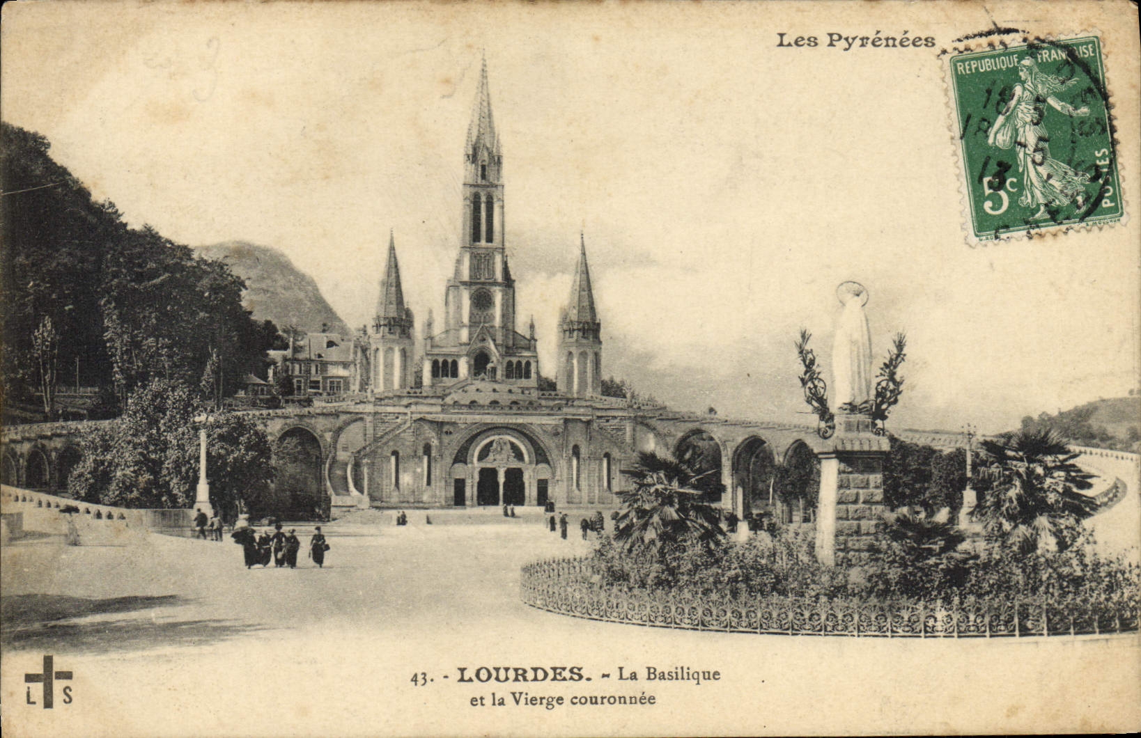 CPA Lourdes La Basilique Et La Vierge Couronuee