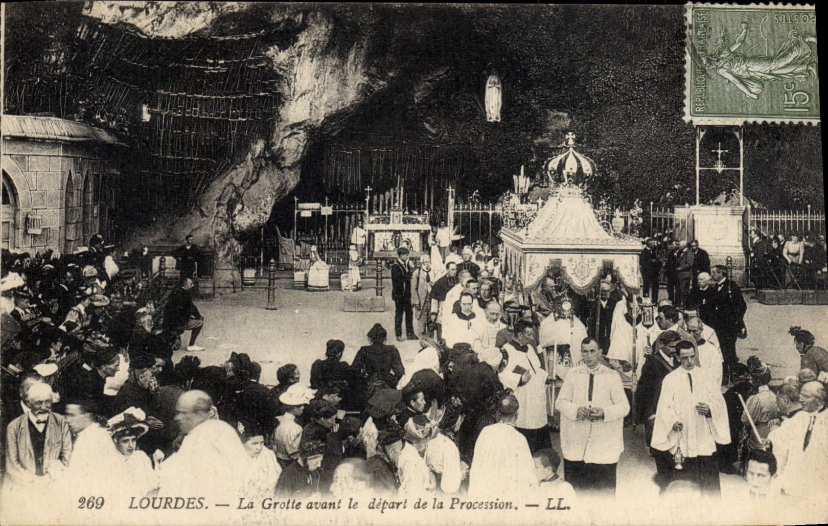 CPA Lourdes La Grotte Avant Le Depart De La Procession