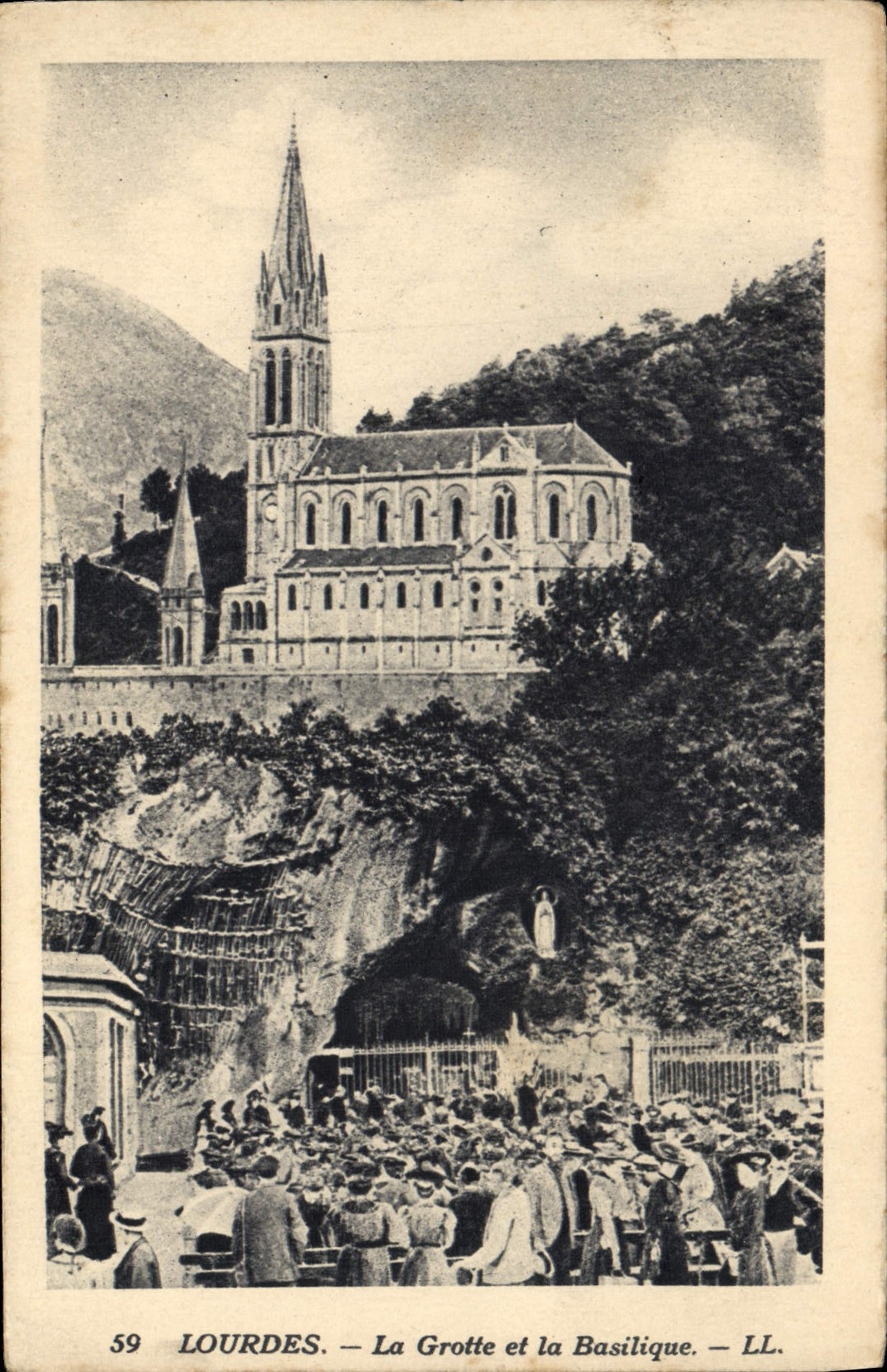 CPA Lourdes La Grotte Et La Basilique