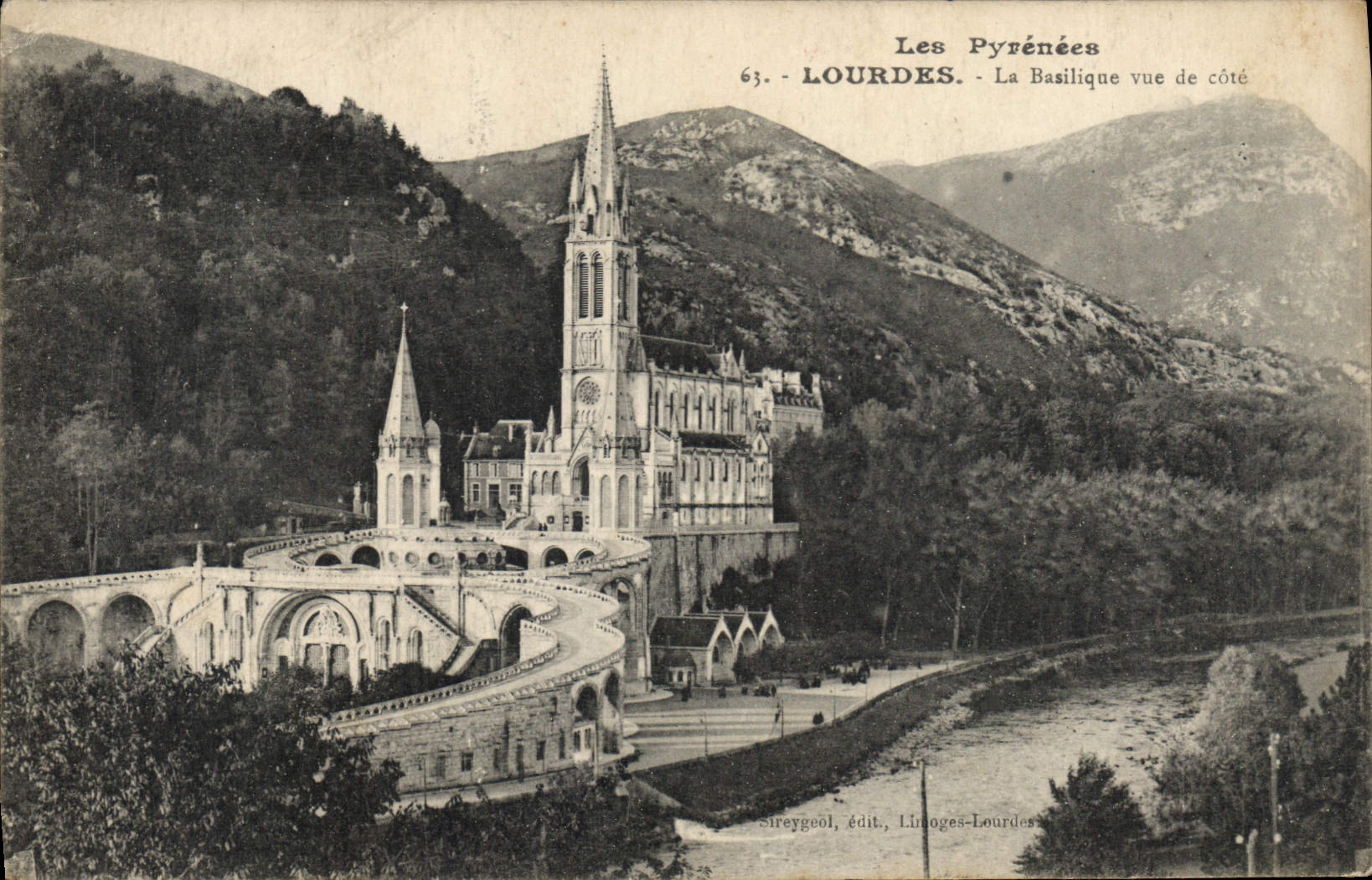 CPA Les Pyrenees Lourdes La Basilique Vue De Cote
