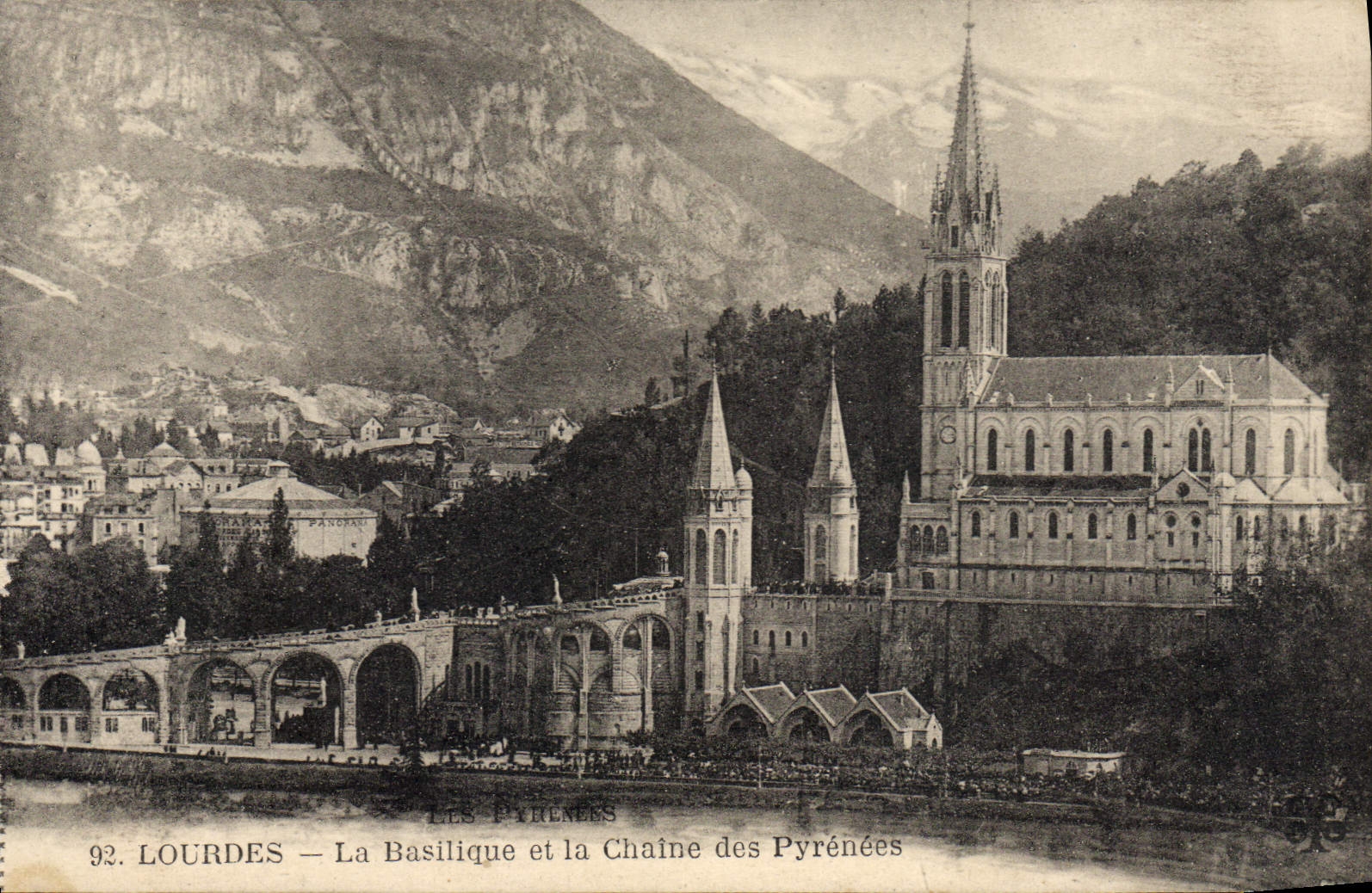CPA Lourdes La Basilique Et La Chaine Des Pyrenees