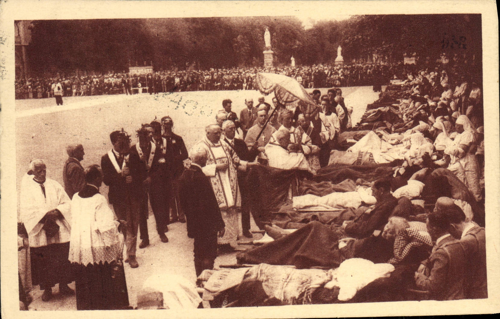 CPA Lourdes La Benediction Des Malades