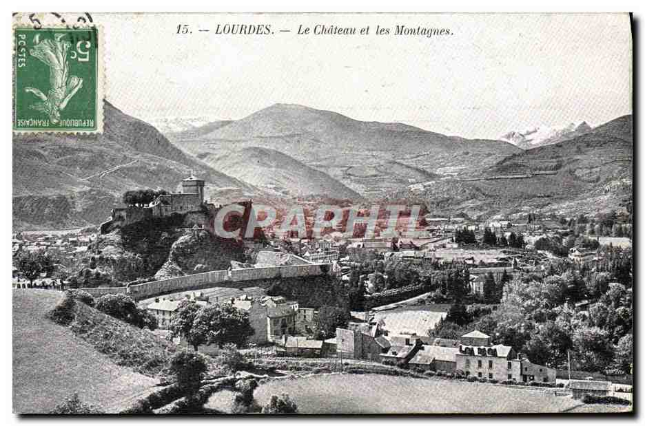 CPA Lourdes Le chateau et les montagnes