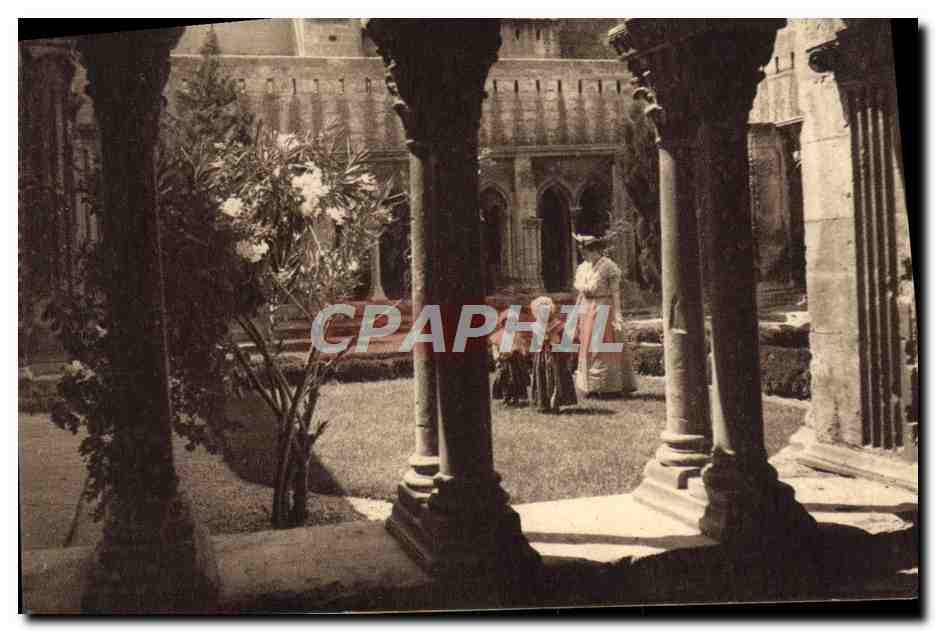 CPA Arles Sur Rhone Cour du Cloitre Saint Trophime
