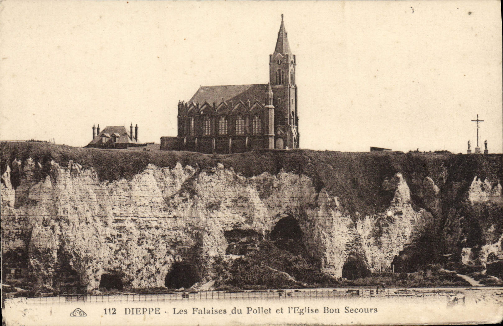 CPA Dieppe Les Falaises du Pollet et L'Eglise Bon Secours