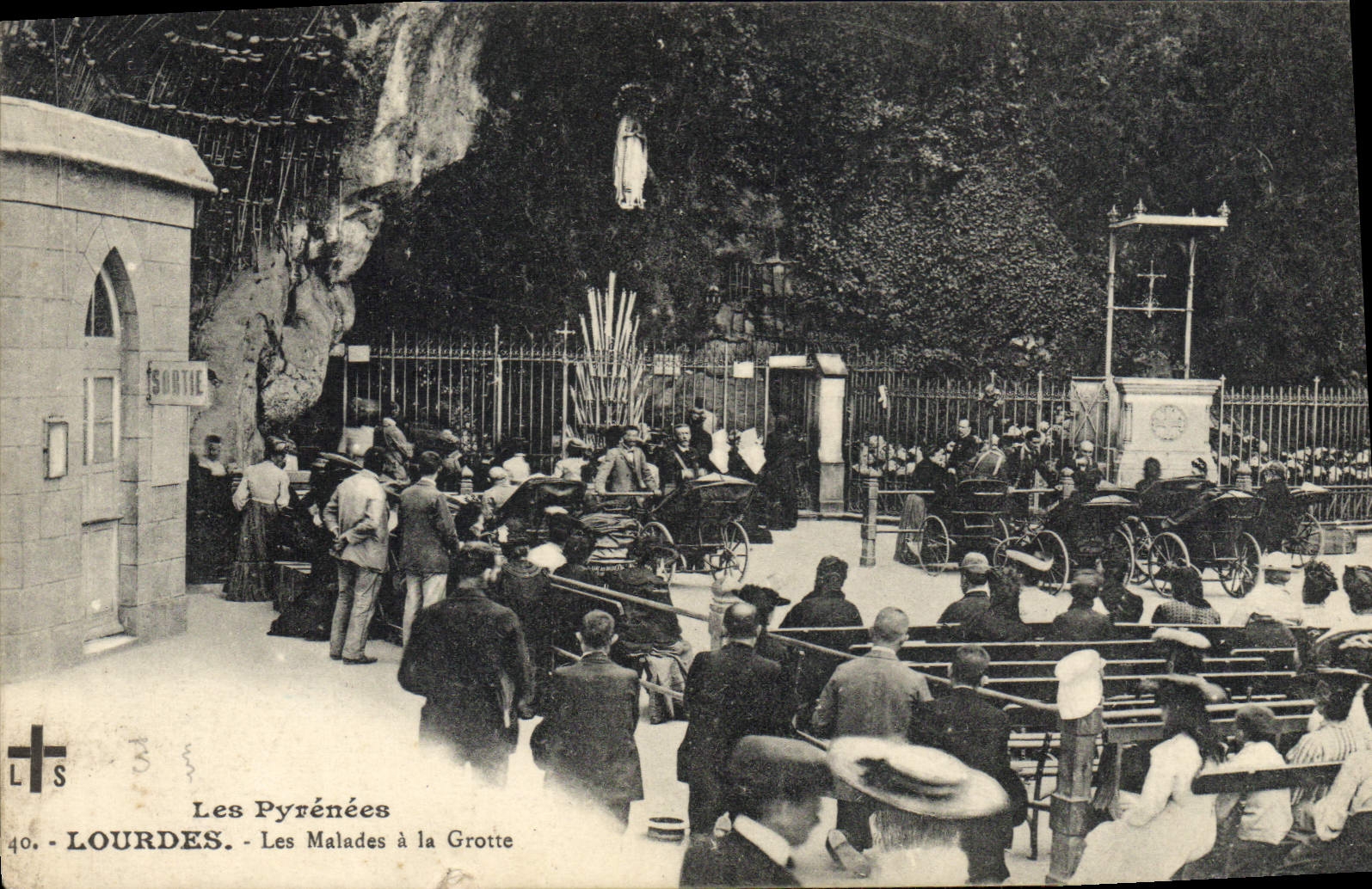 CPA Lourdes Les Malades a la Grotte