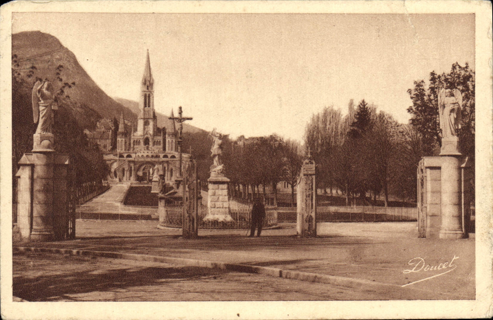 CPA Lourdes Entree de L'Esplanade et la Basilique