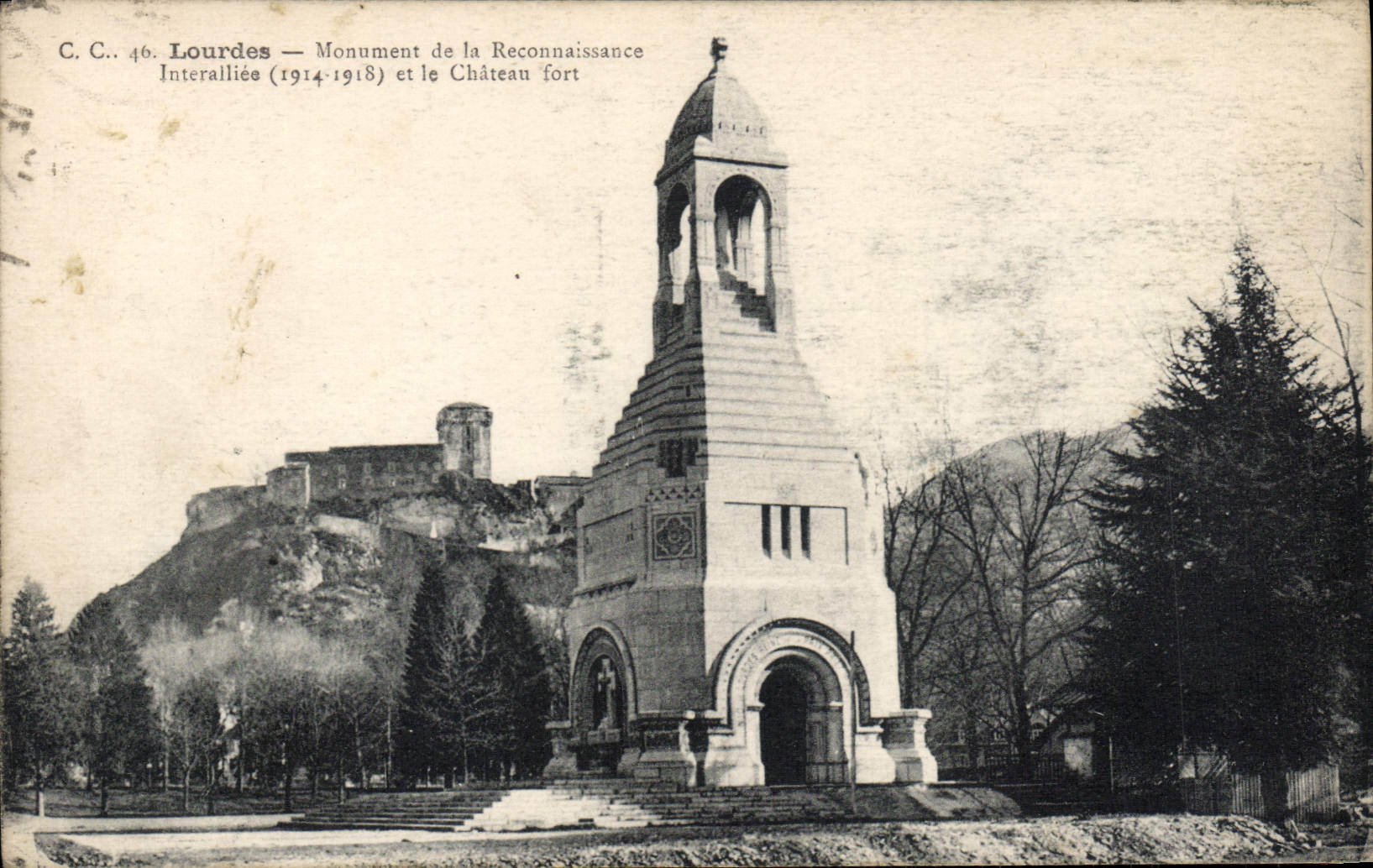 CPA Lourdes Monument de la Reconnaissance Interalliee et le chateau fort 