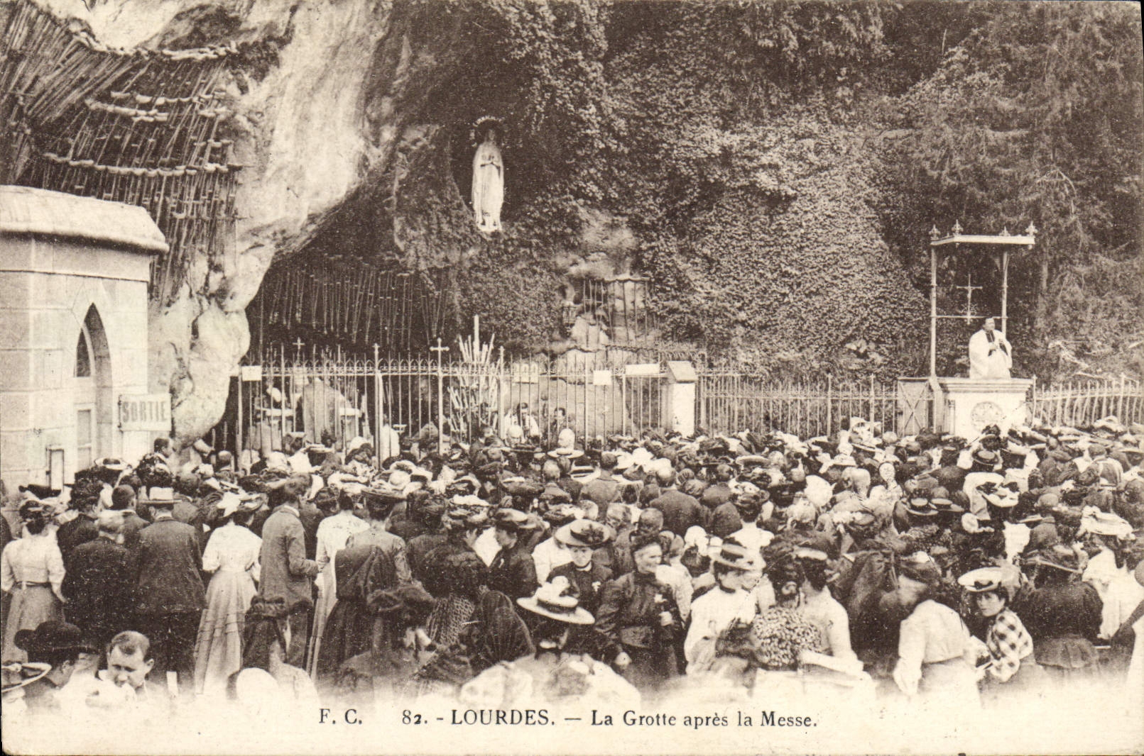CPA Lourdes La Grotte Apres la Messe