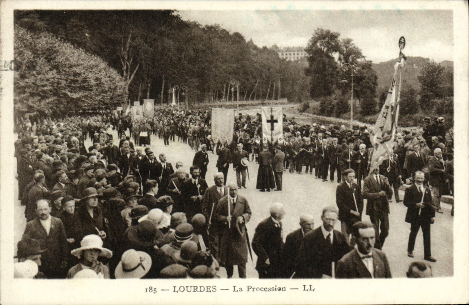 CPA Lourdes La Procession