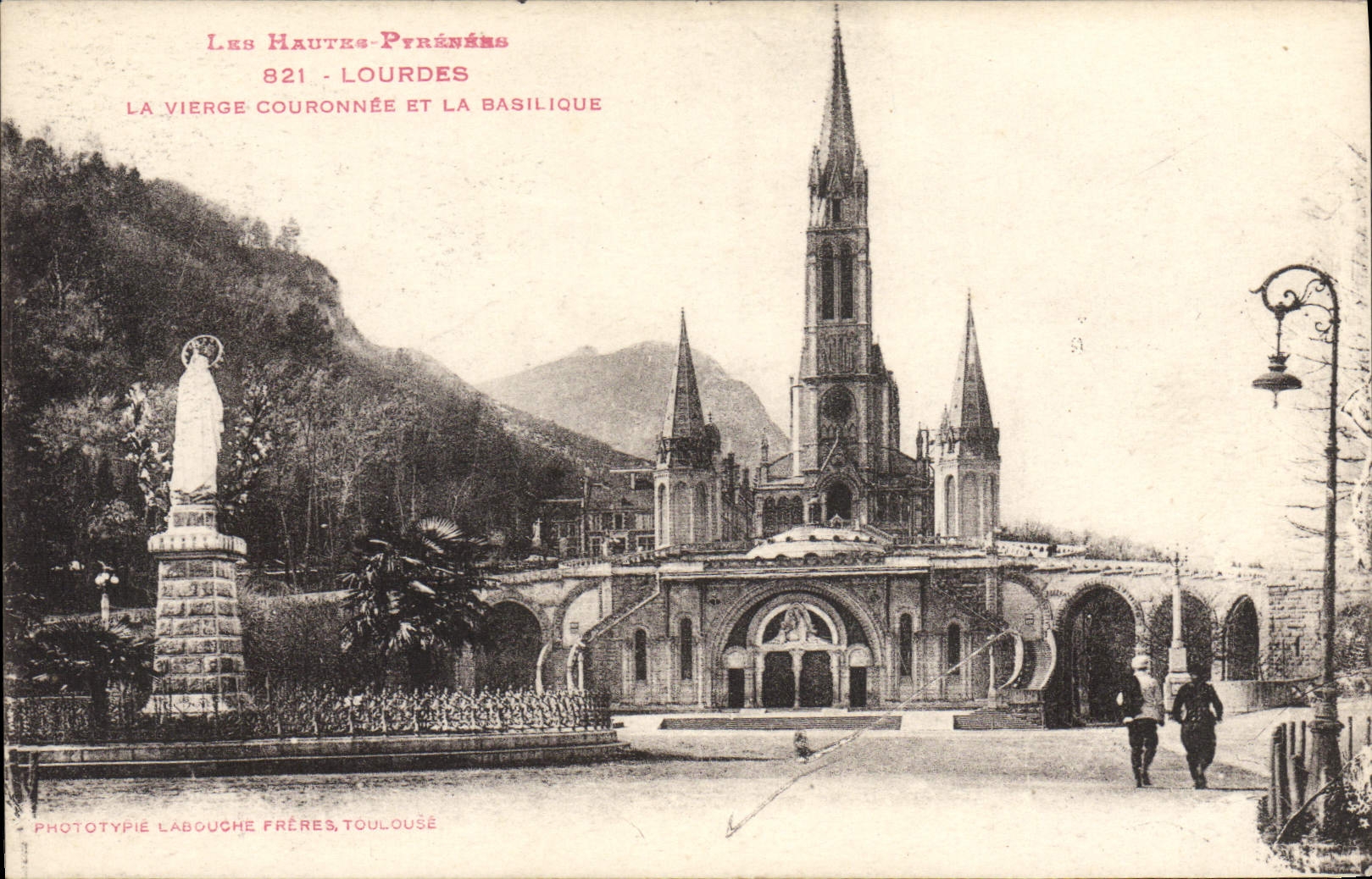 CPA Lourdes La Vierge Couronnee Et La Basilique