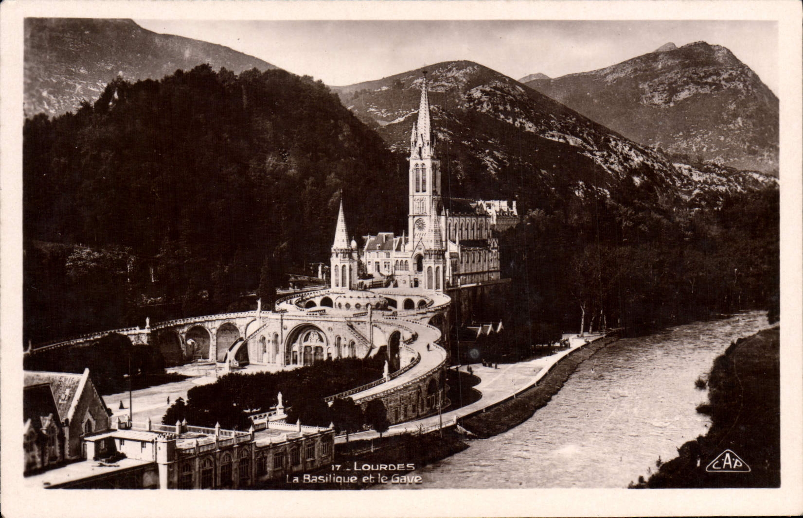 CPA Lourdes Basilique et le Gave