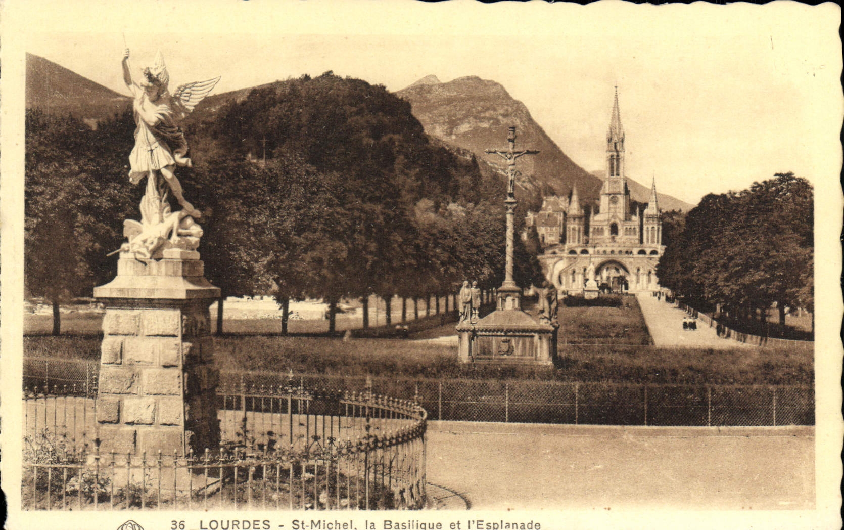 CPA Lourdes St Michel La Basilique et L'Esplanade