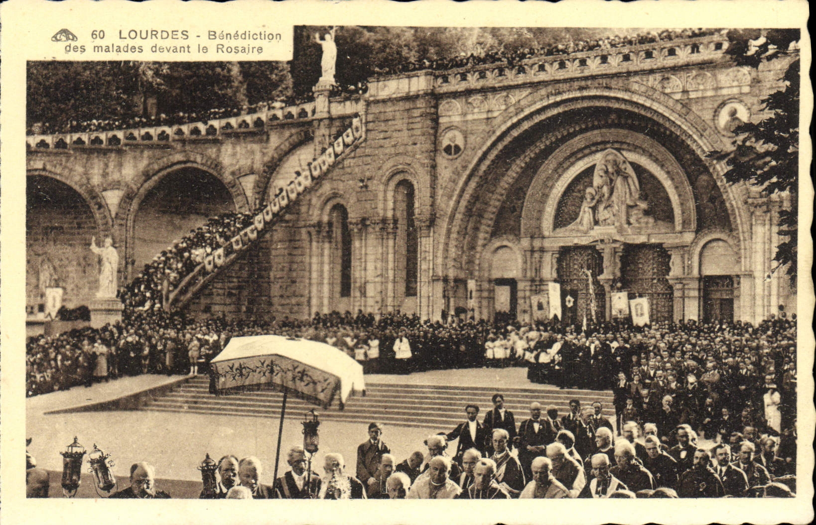CPA Lourdes Benediction Malades devant le Rosaire