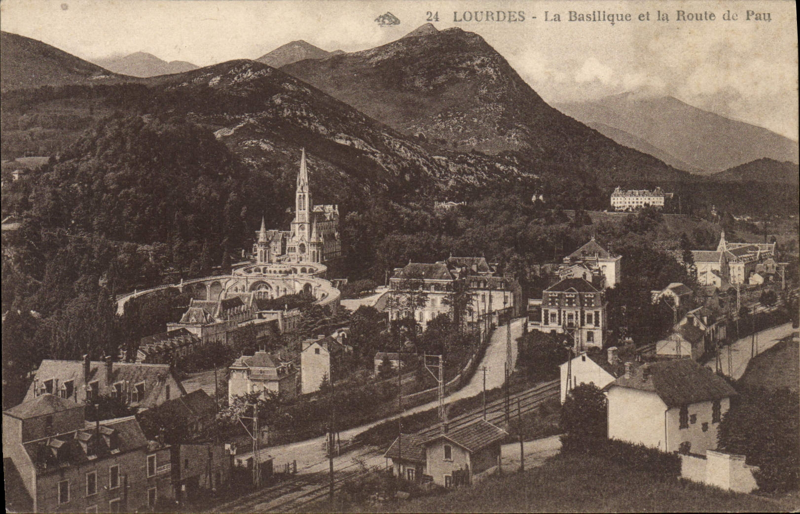 CPA Lourdes La Baslilque et la Route de Pau