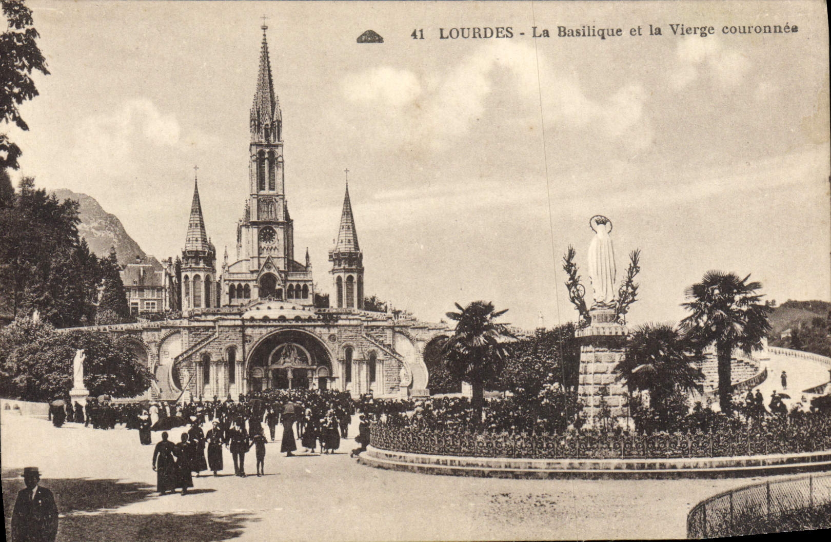 CPA Lourdes La Baslilque et la Vierge Couronnee