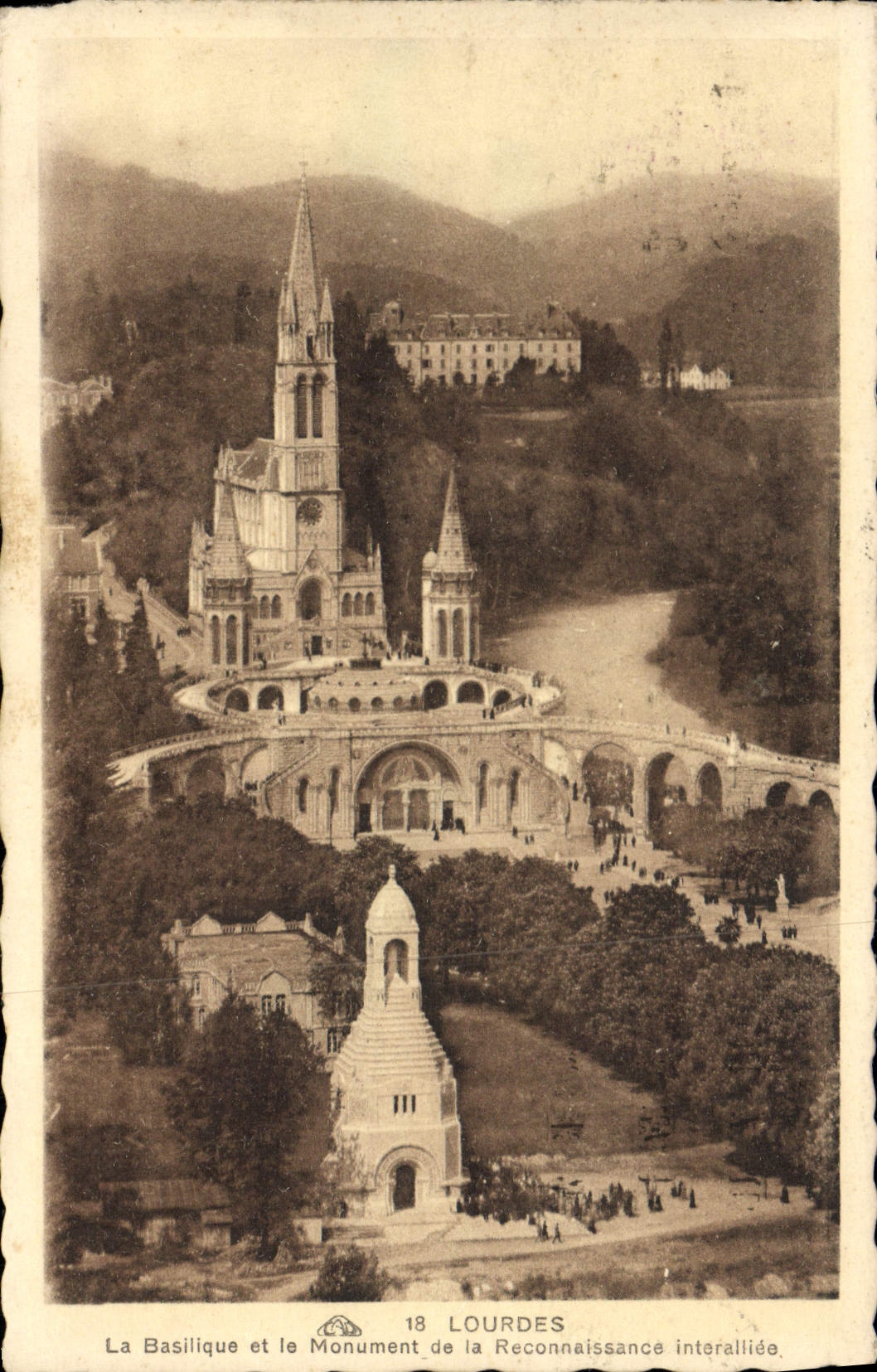 CPA Lourdes La Basilique et le Monument de la Reconnaissance interalliee