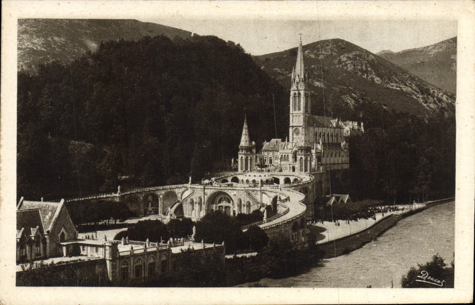 CPA Lourdes La Basilique 
