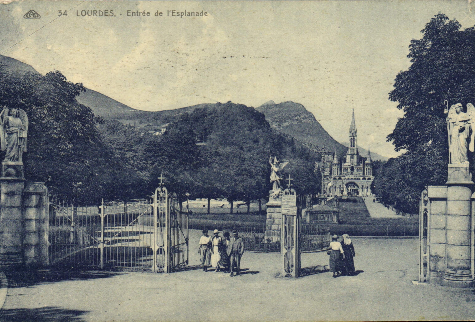 CPA Lourdes Entree de L'Esplanade