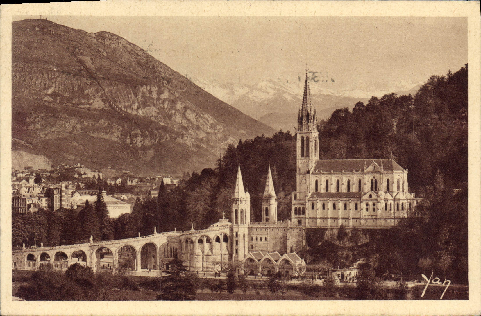 CPA Lourdes La basilique et les montagnes
