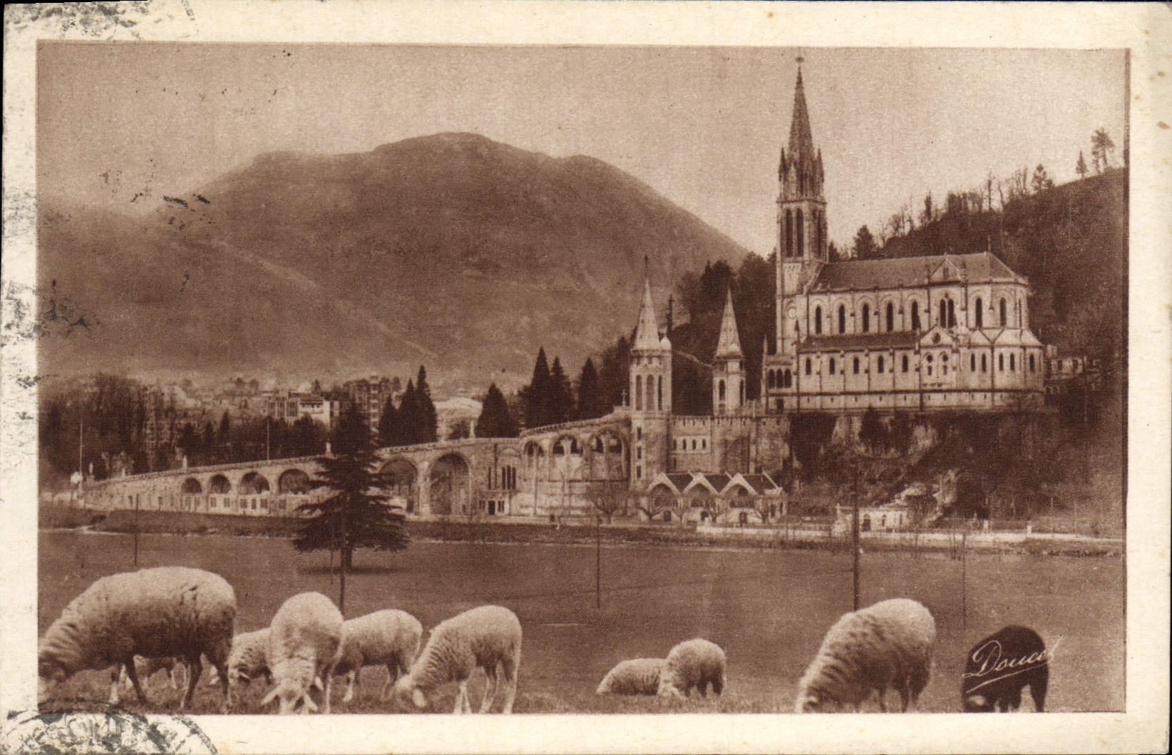 CPA Lourdes La basilique et le Pic du Jer