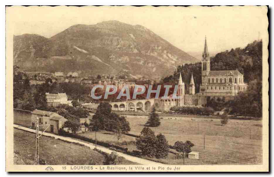 CPA Lourdes La Basilique la Ville et le Pic du Jer