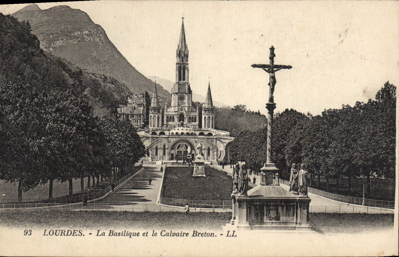 CPA Lourdes La Basilique et le Calvaire Breton