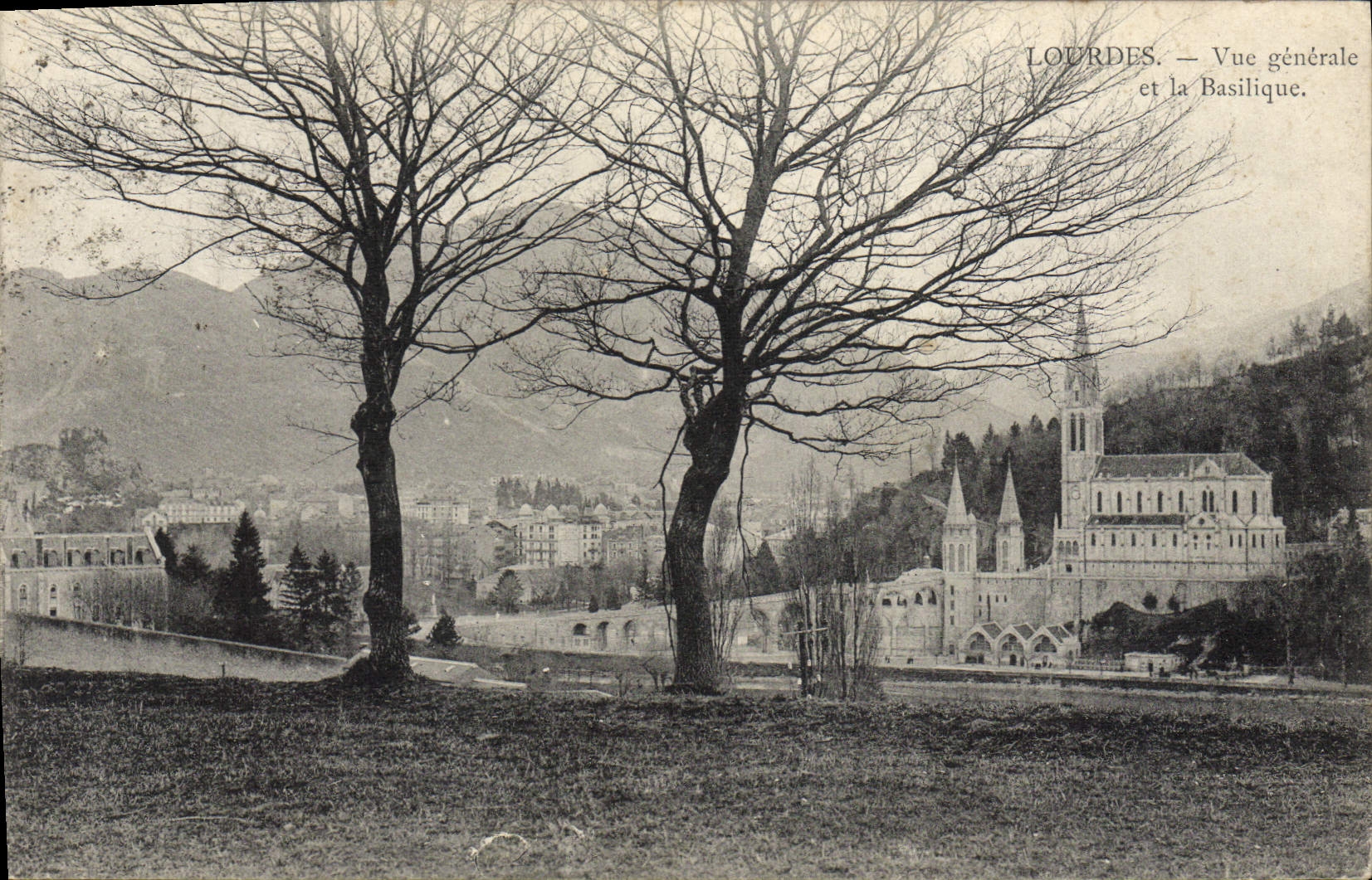 Lourdes — Vue générale et la Basilique. — Édition Express du Midi, n° 101
