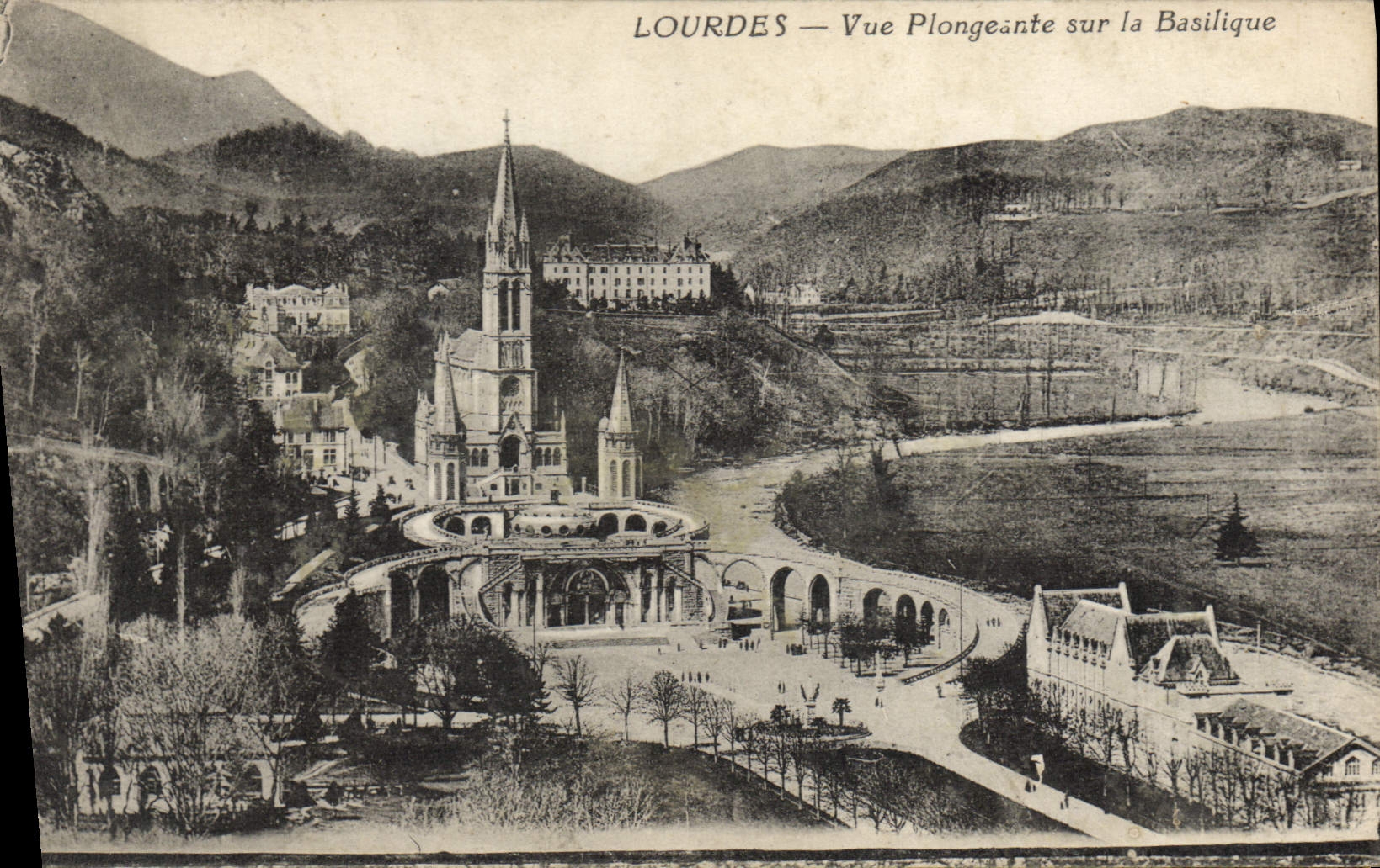 CPA Lourdes Vue Plongeante Sur la Basilique
