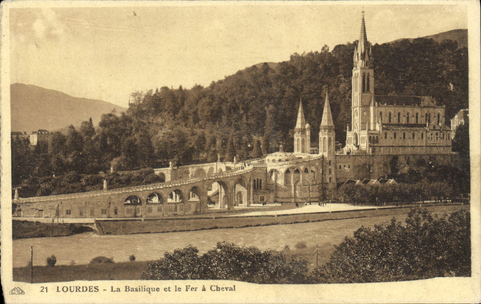 CPA Lourdes La Basilique et le fer a cheval