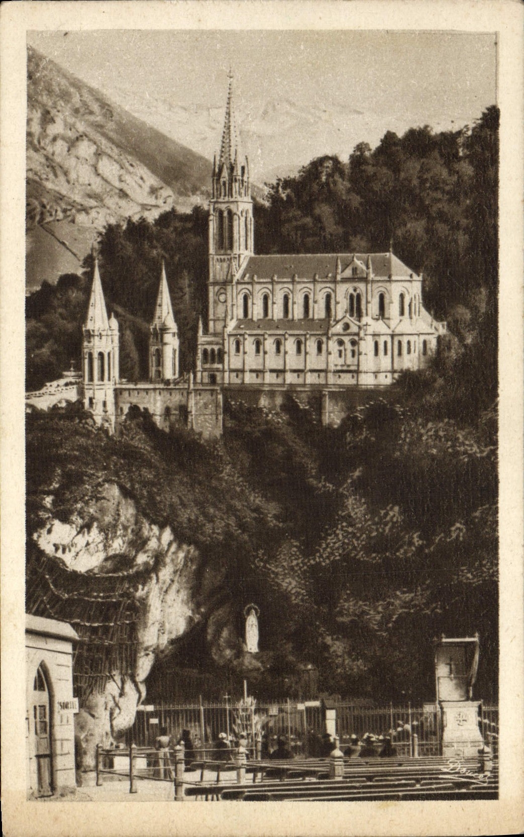 CPA Lourdes La grotte et la basilique