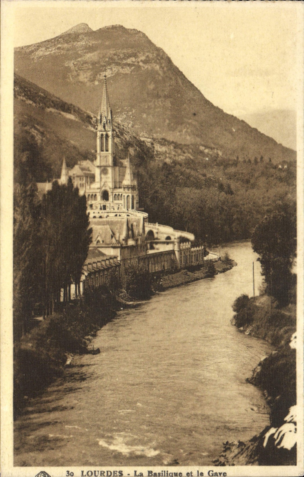 CPA Lourdes La Basilique et le Gave
