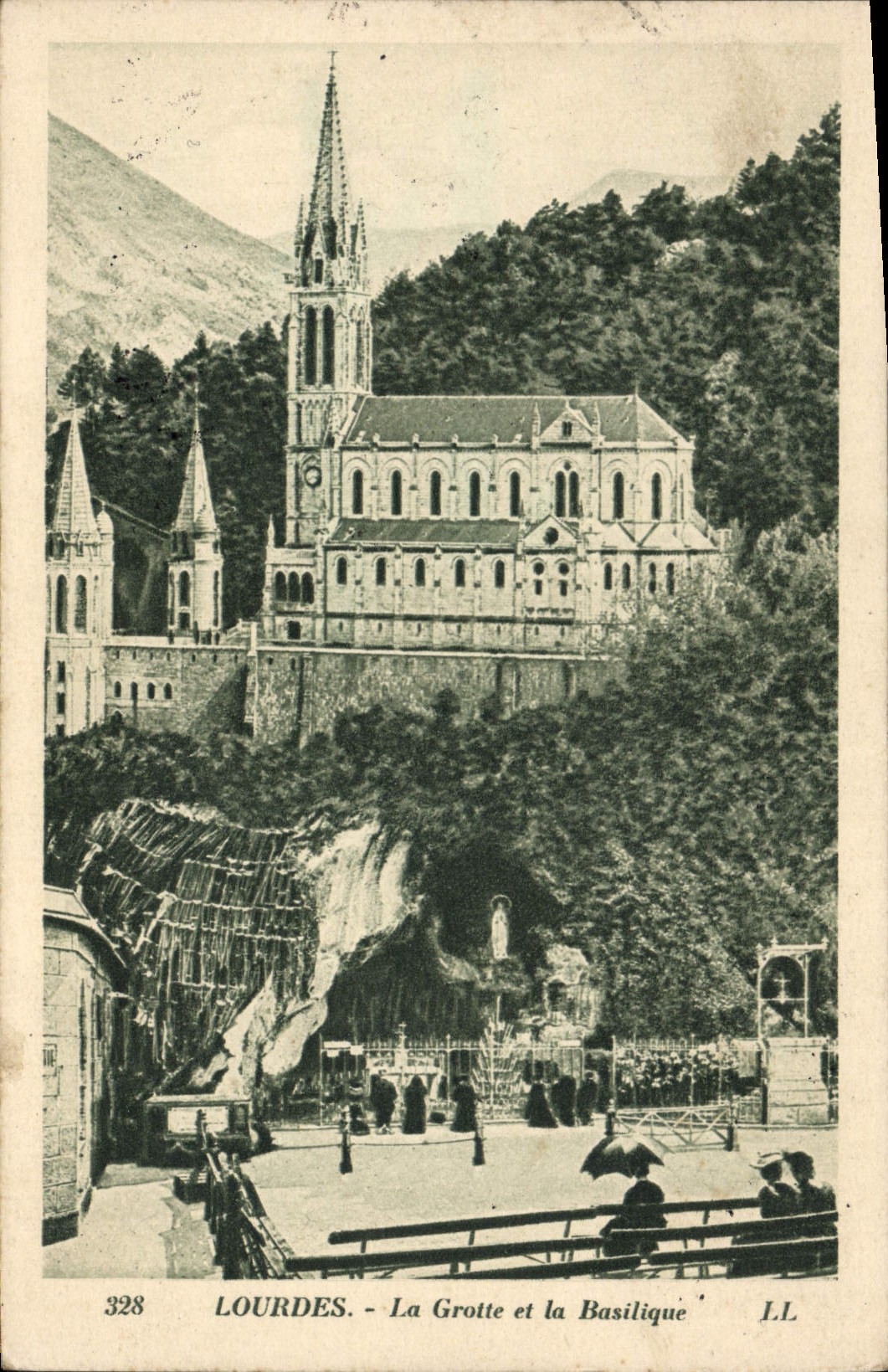 CPA Lourdes La Grotte et la Basilique