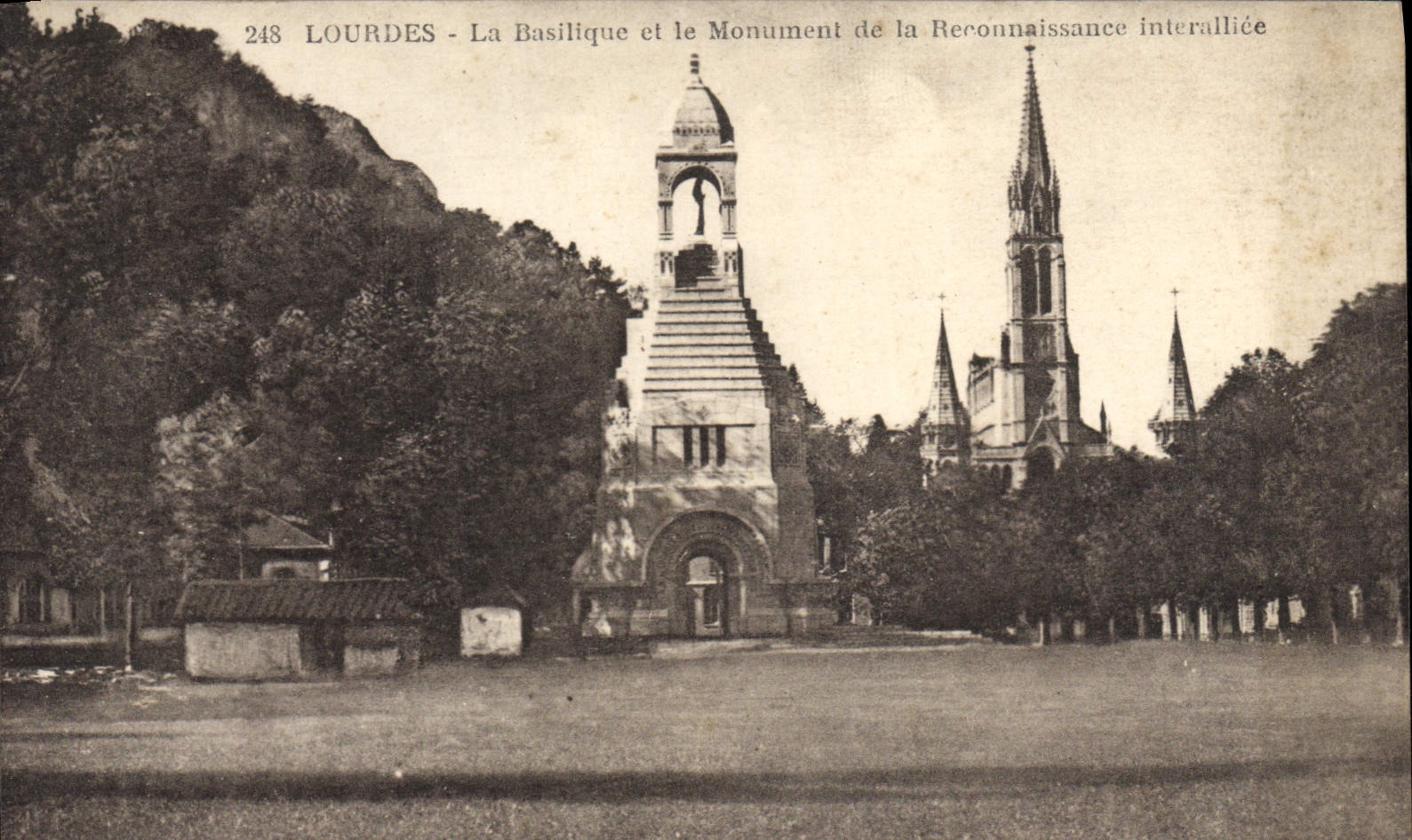 CPA Lourdes La Basilique et le Monument de la Reronnaissance interalliee