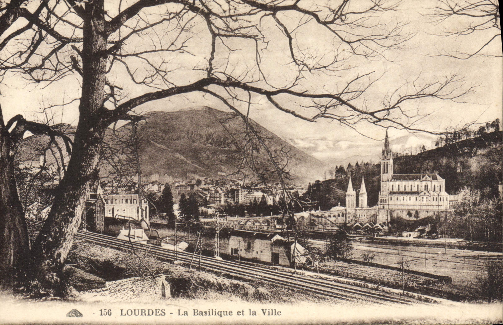CPA Lourdes La Basilique et la Ville