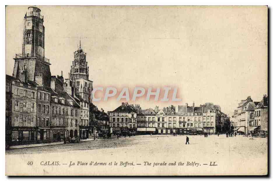 CPA Calais La Place d'Armes et le Beffroi