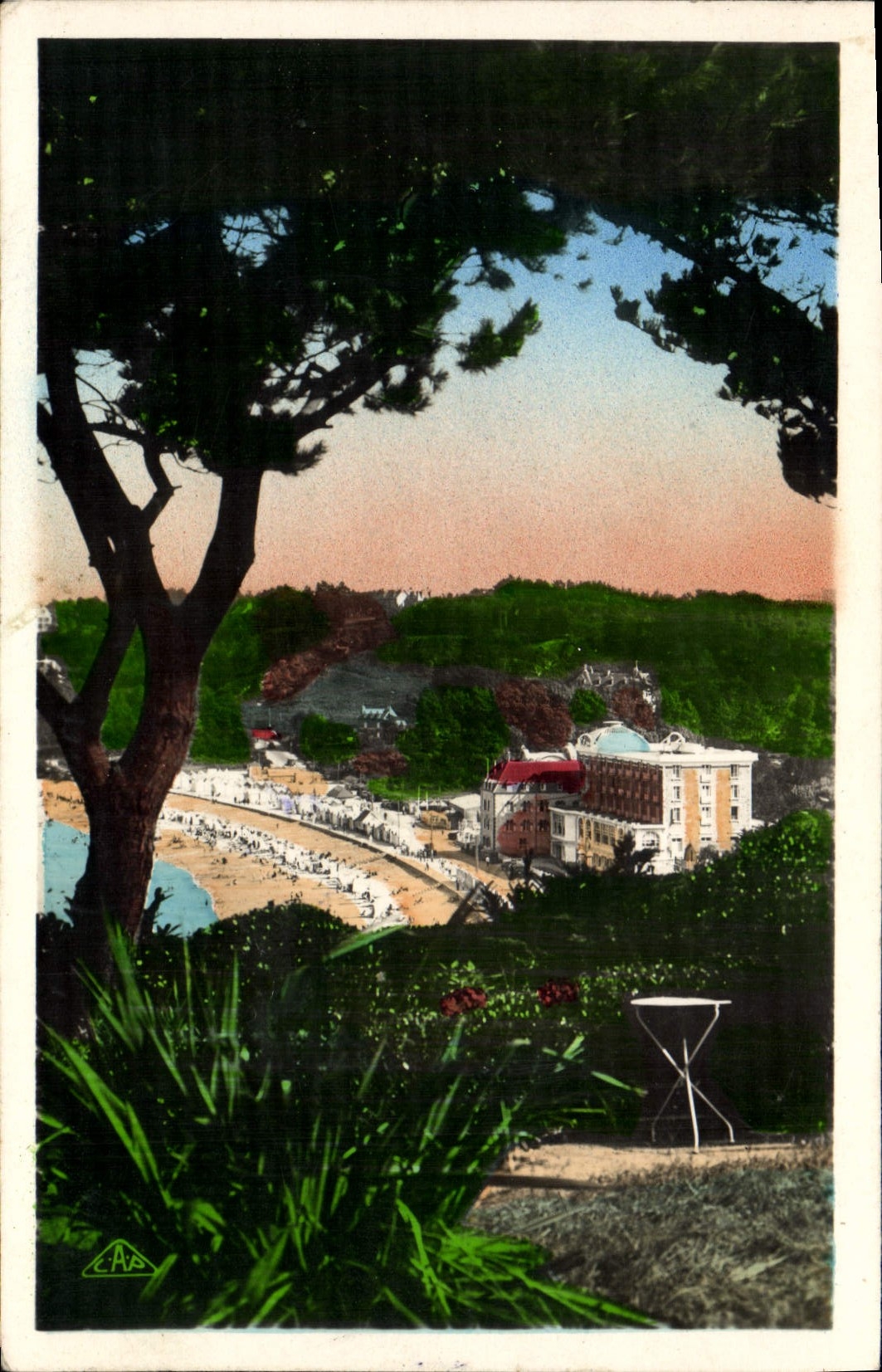 Ansicht der Strandpromenade und des Hotels in Perros-Guirec — Verlag C.A.B.