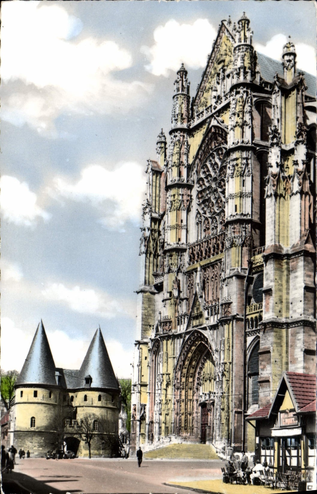 Beauvais — La Cathédrale et les tours du Palais de Justice — Photo GATELET n°605